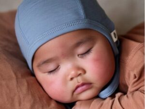 Wollen strikmutsje blue fog lille barn